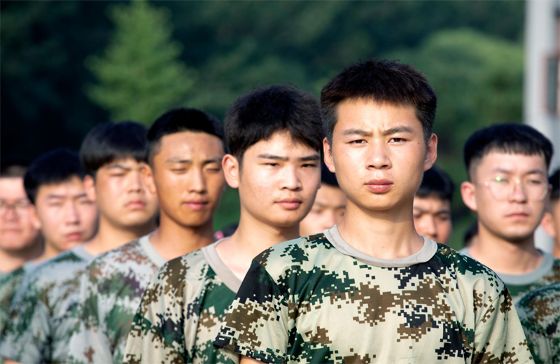 2021年7月6日，人生就是博北京集团百名应届大学生褪下便服换上军装，在训练场上接受为期2天的军训，享受入职前的第一份美好记忆。