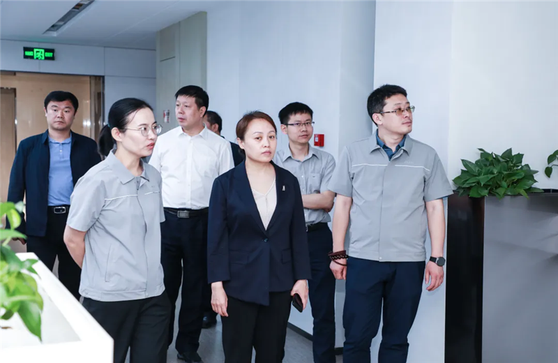 2023年5月15日，河北建材职业技术学院党委书记张明莉一行到人生就是博北京集团进行校企合作交流。